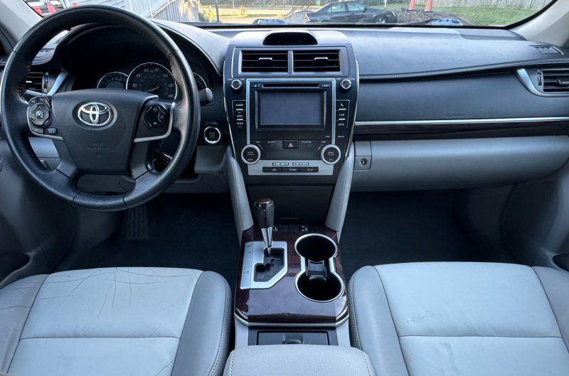 2012 Toyota Camry XLE photo 11