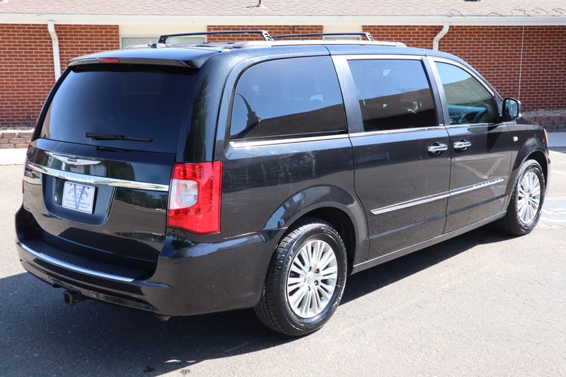 2014 Chrysler Town and Country Photos