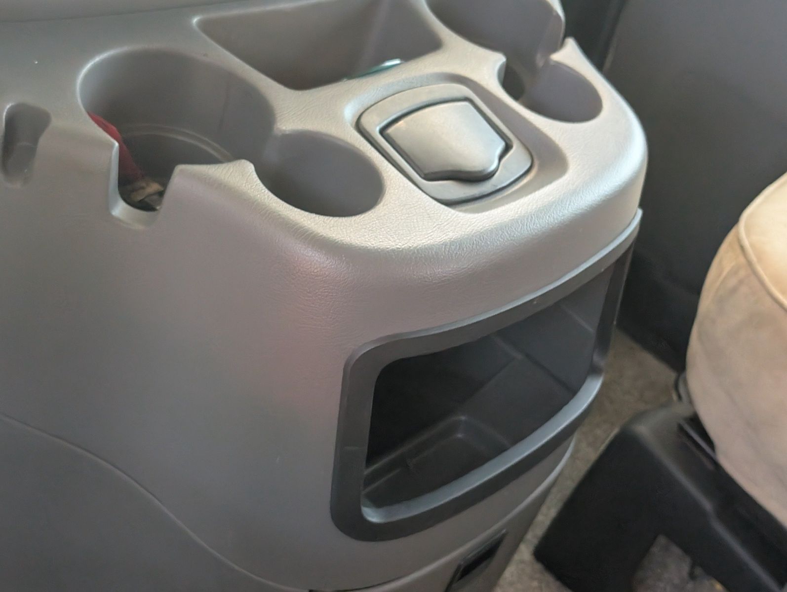 2004 Ford E-Series Chassis 28