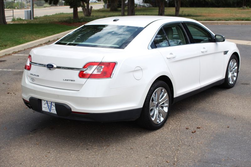 2010 Ford Taurus Photos