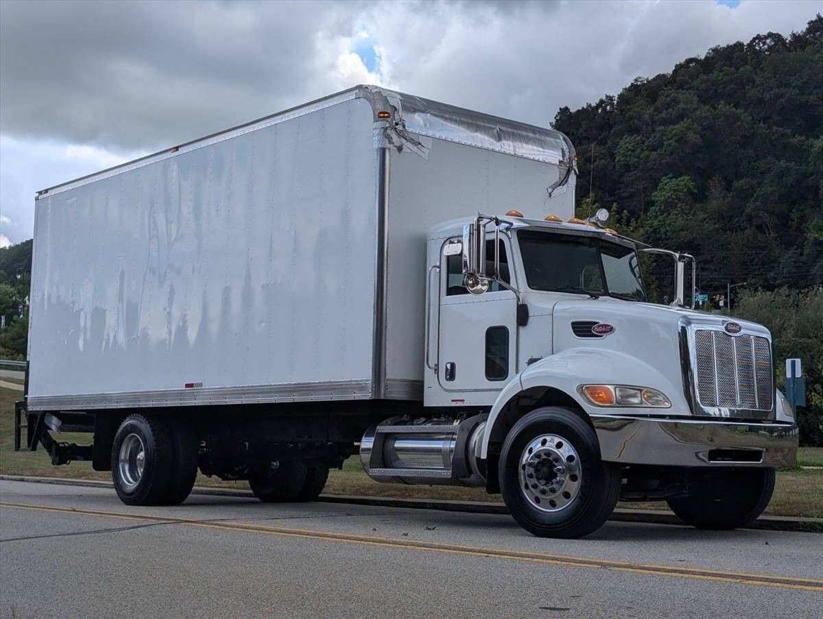 2007 Peterbilt 335 1