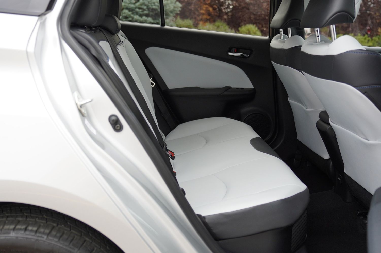 2018 Toyota Prius Four Touring photo 14