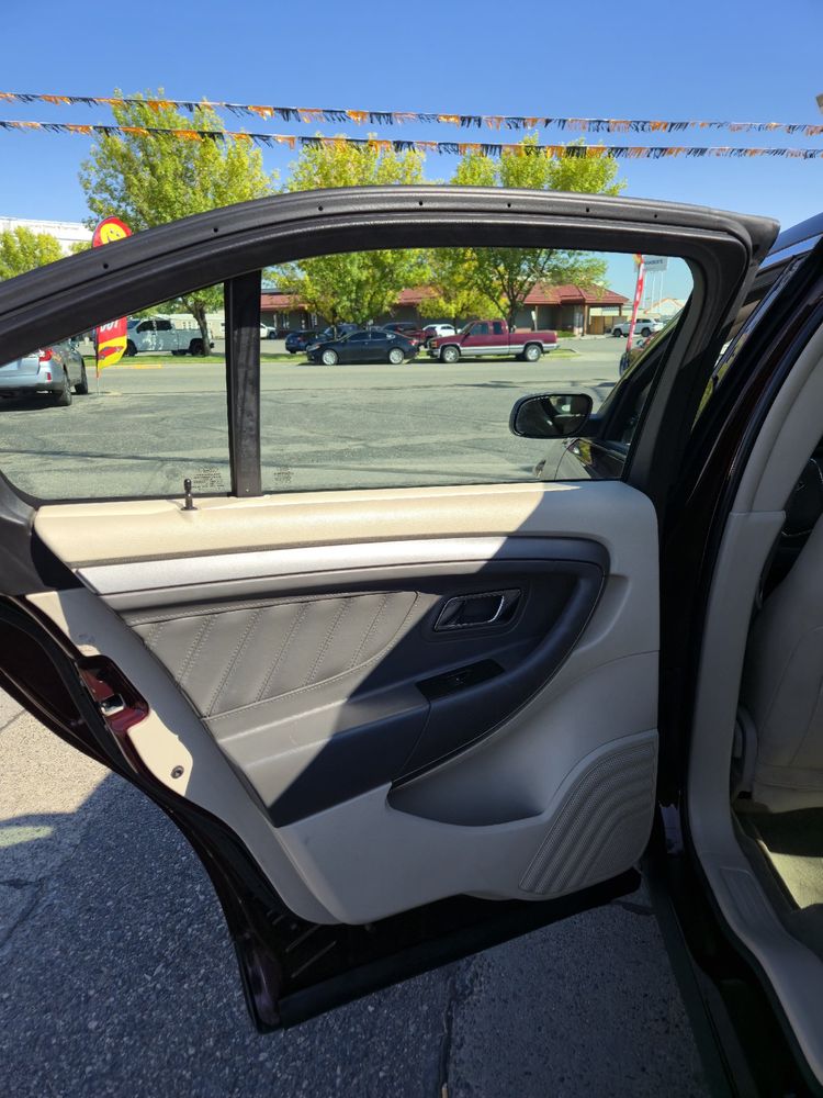 2011 Ford Taurus SEL photo 10