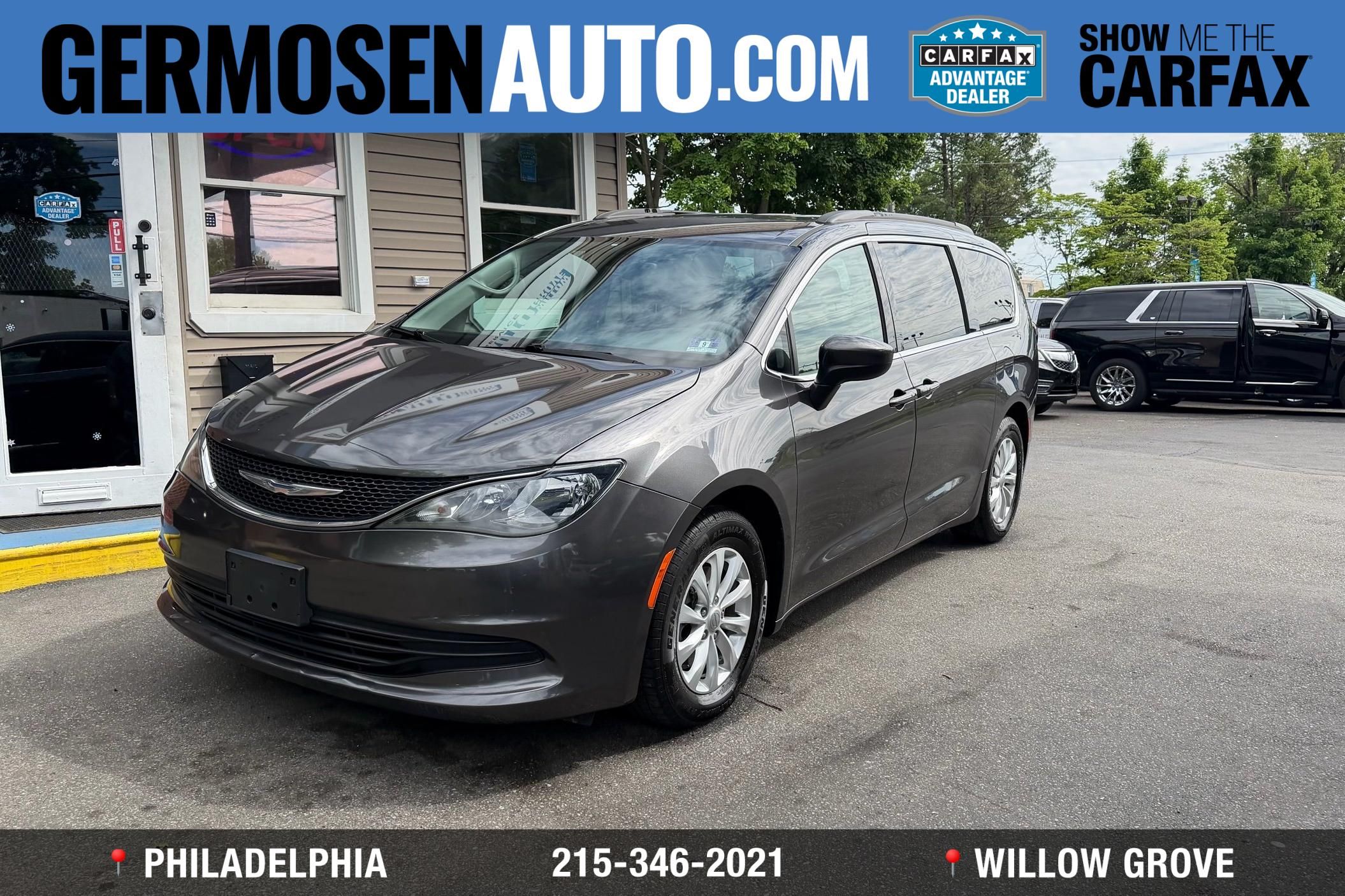 2017 Chrysler Pacifica Touring's photo