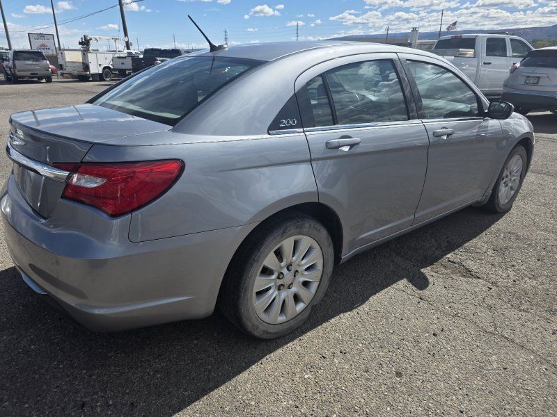 2014 Chrysler 200 LX photo 4