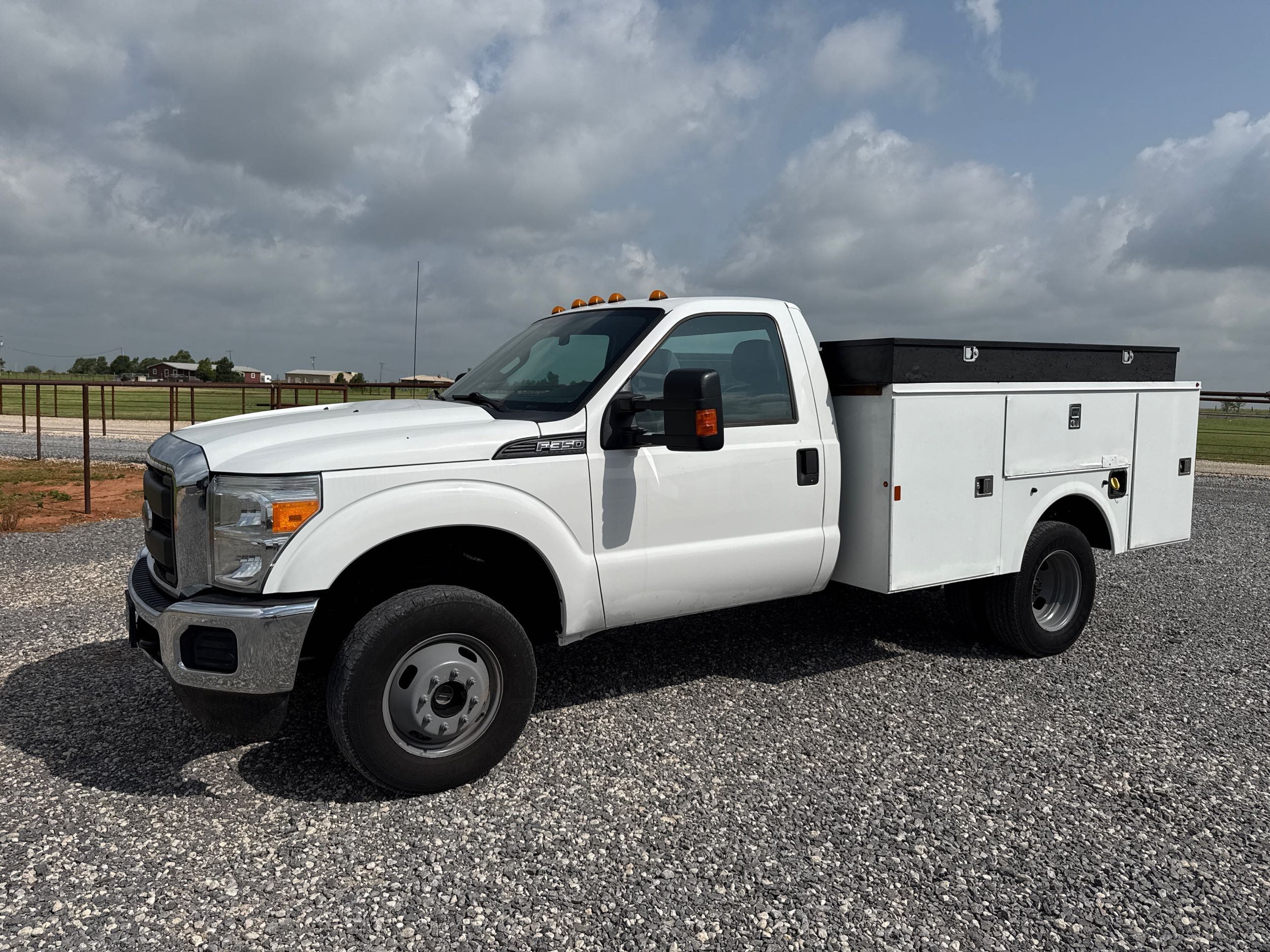 2016 Ford F-350 Super Duty Chassis Cab XL
