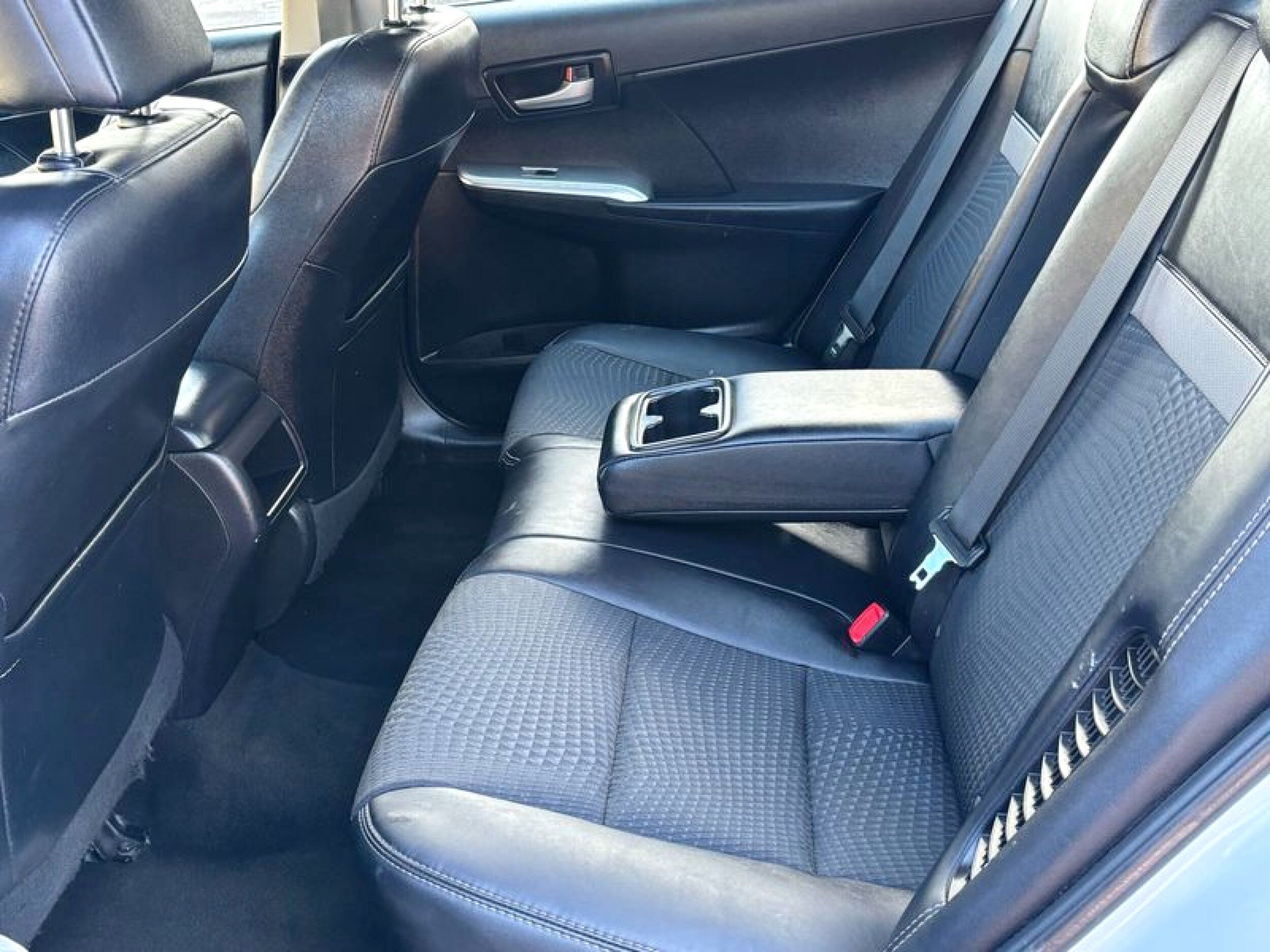 2014 Toyota Camry SE Hybrid - Photo 16
