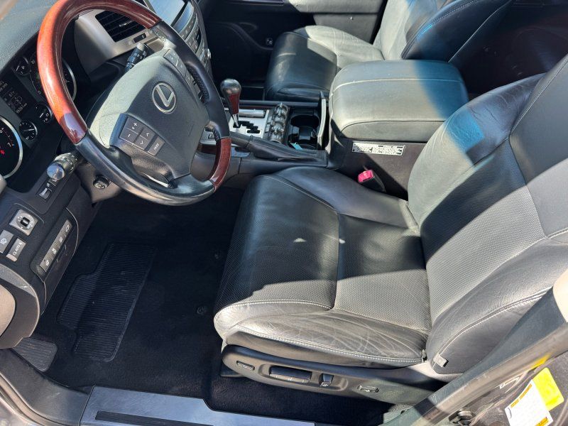 2013 Lexus LX 570 Luxury photo 9