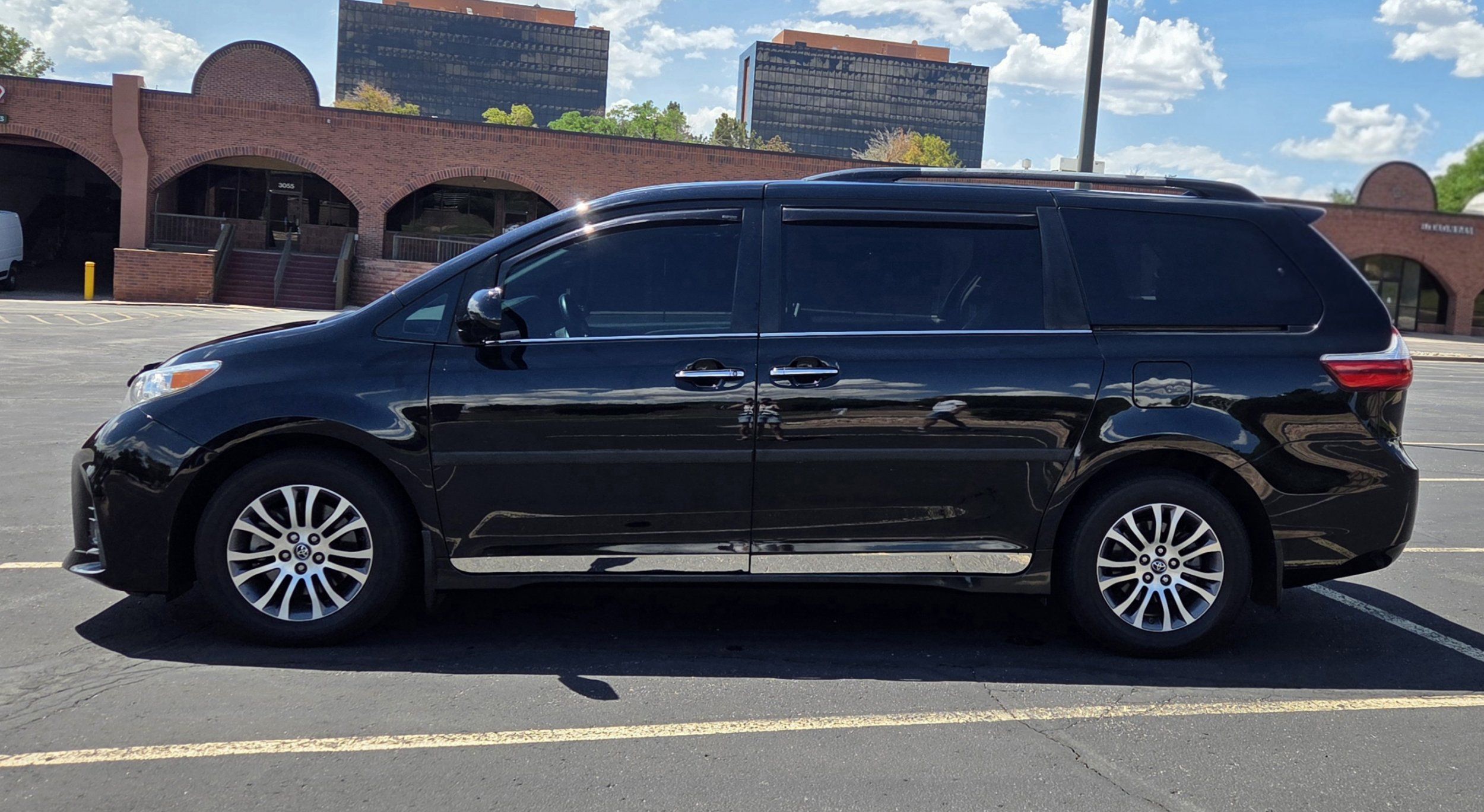2018 Toyota Sienna XLE - Photo 8