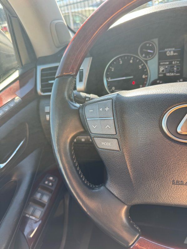 2013 Lexus LX 570 Luxury photo 13