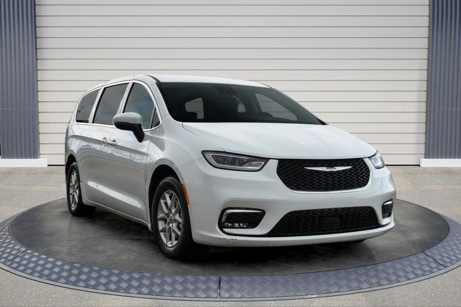 2023 Chrysler Pacifica Touring L's photo