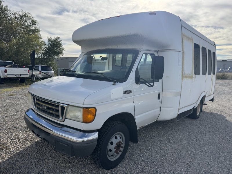 2004 Ford E-350 Cutaway Standard