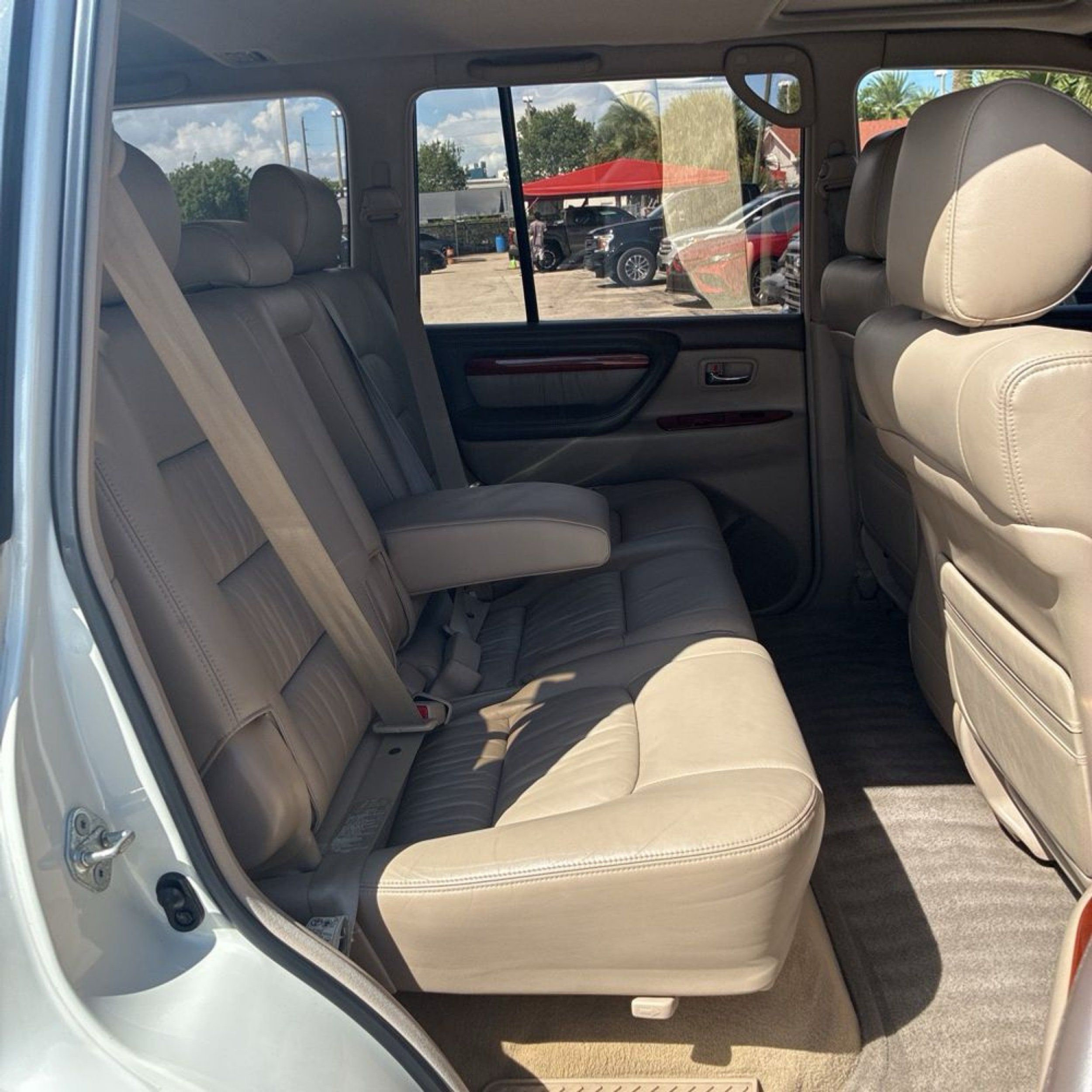 2000 Lexus LX 470 photo 16