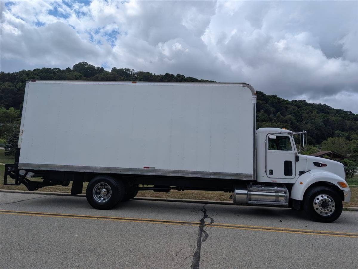 2007 Peterbilt 335 7