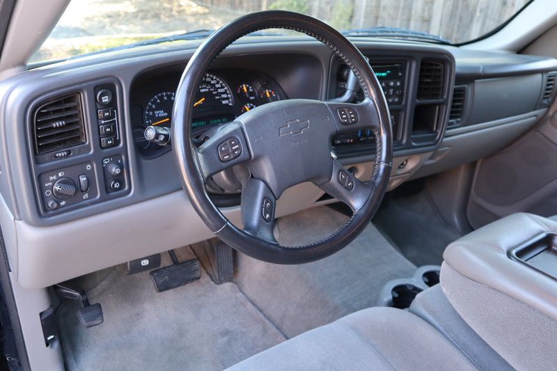 2005 Chevrolet Suburban Photos