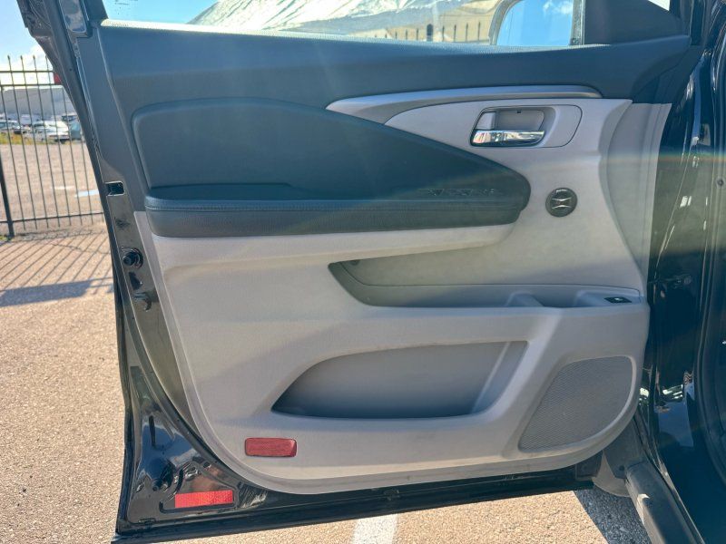2016 Honda Pilot LX photo 9