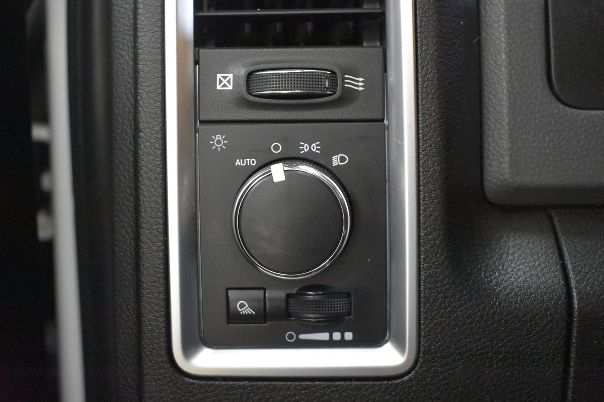 2019 Ram 1500 Classic SLT Crew Cab 4x4 5'7" Box