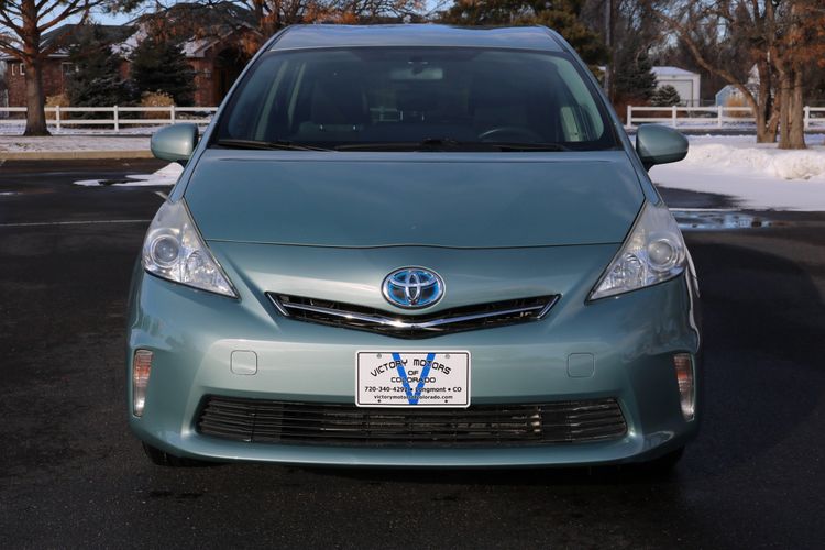 Toyota prius v 2013