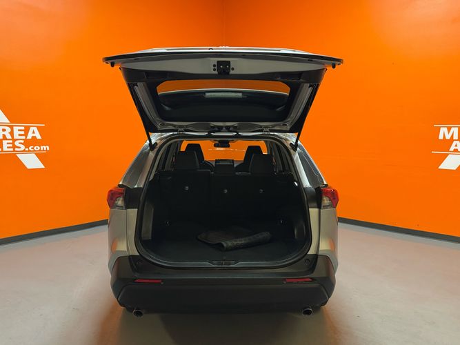 2022 Toyota RAV4 LE photo 18