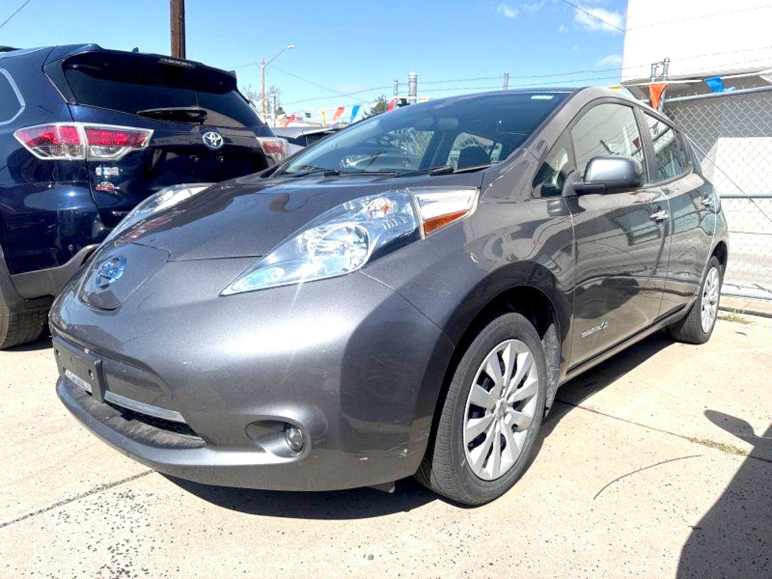 2017 Nissan Leaf S's photo