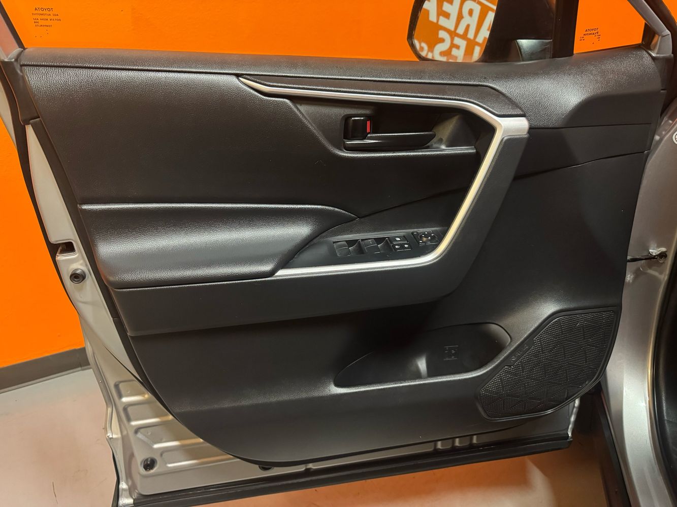 2022 Toyota RAV4 LE photo 6