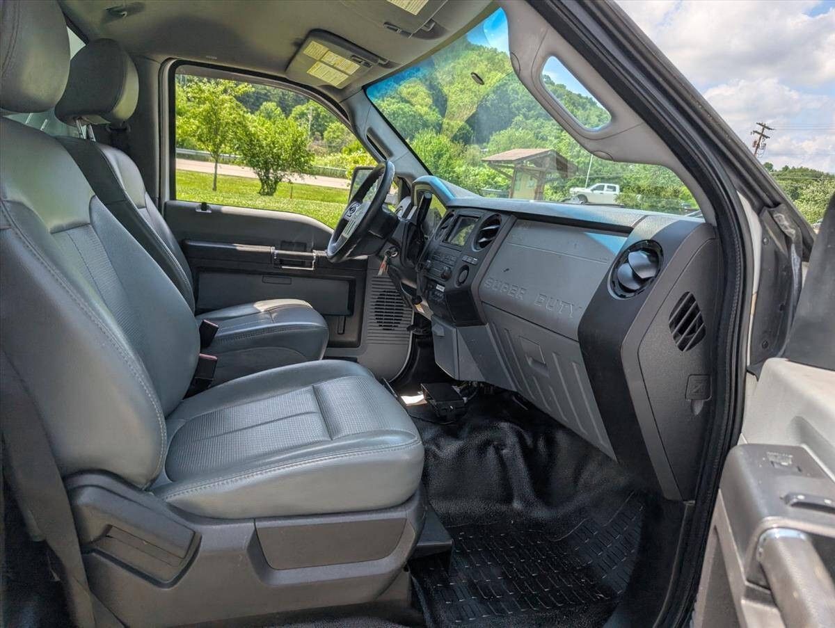 2011 Ford F-550 Super Duty 26