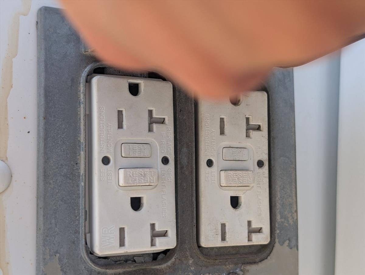 2008 Chevrolet Express Cutaway 25