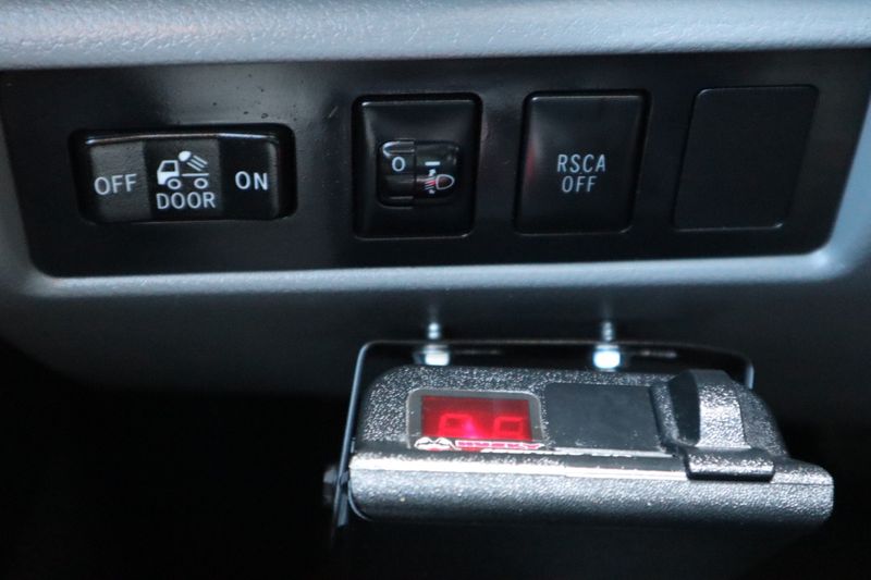 ●【訳アリ】　Tundra　他言語　１枚 2010 Toyota Tundra Grade | Victory Motors of Colorado