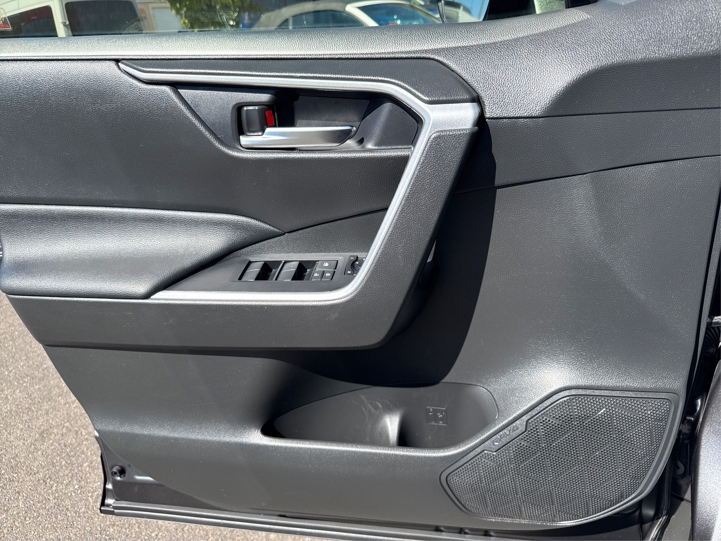 2020 Toyota RAV4 XLE photo 21