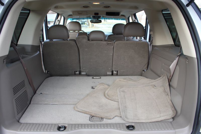 Does the 2004 ford explorer have third row clearance seat