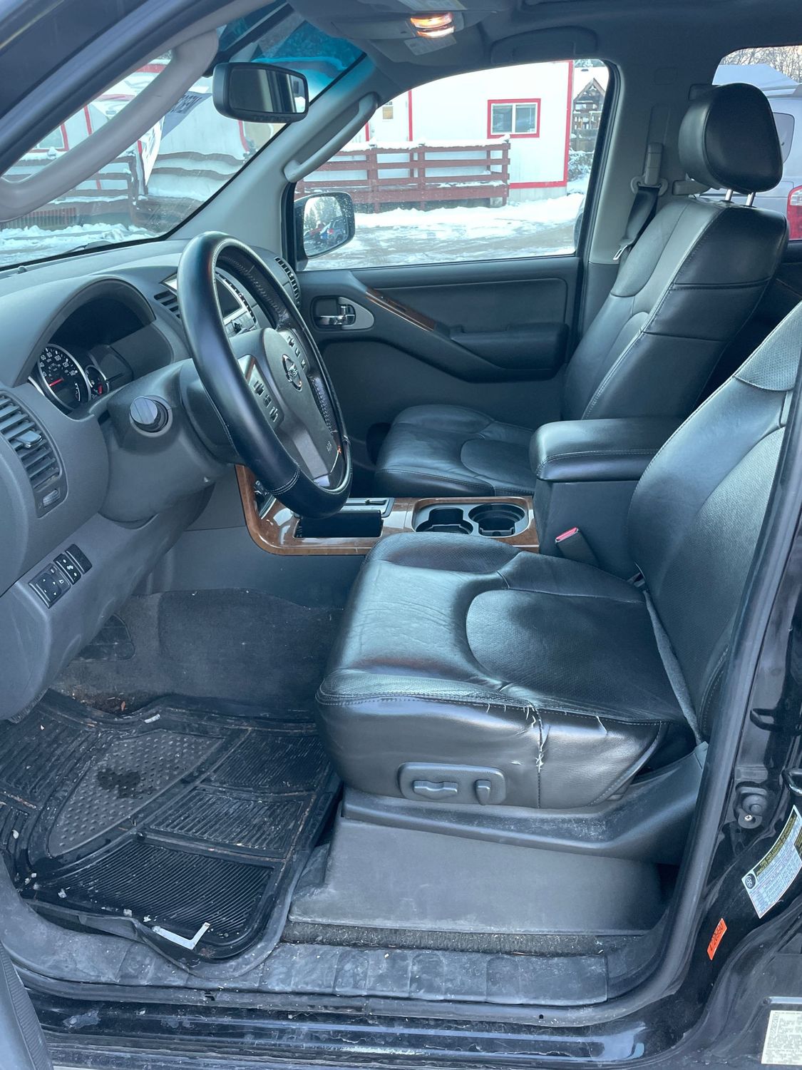 2006 Nissan Pathfinder LE photo 2