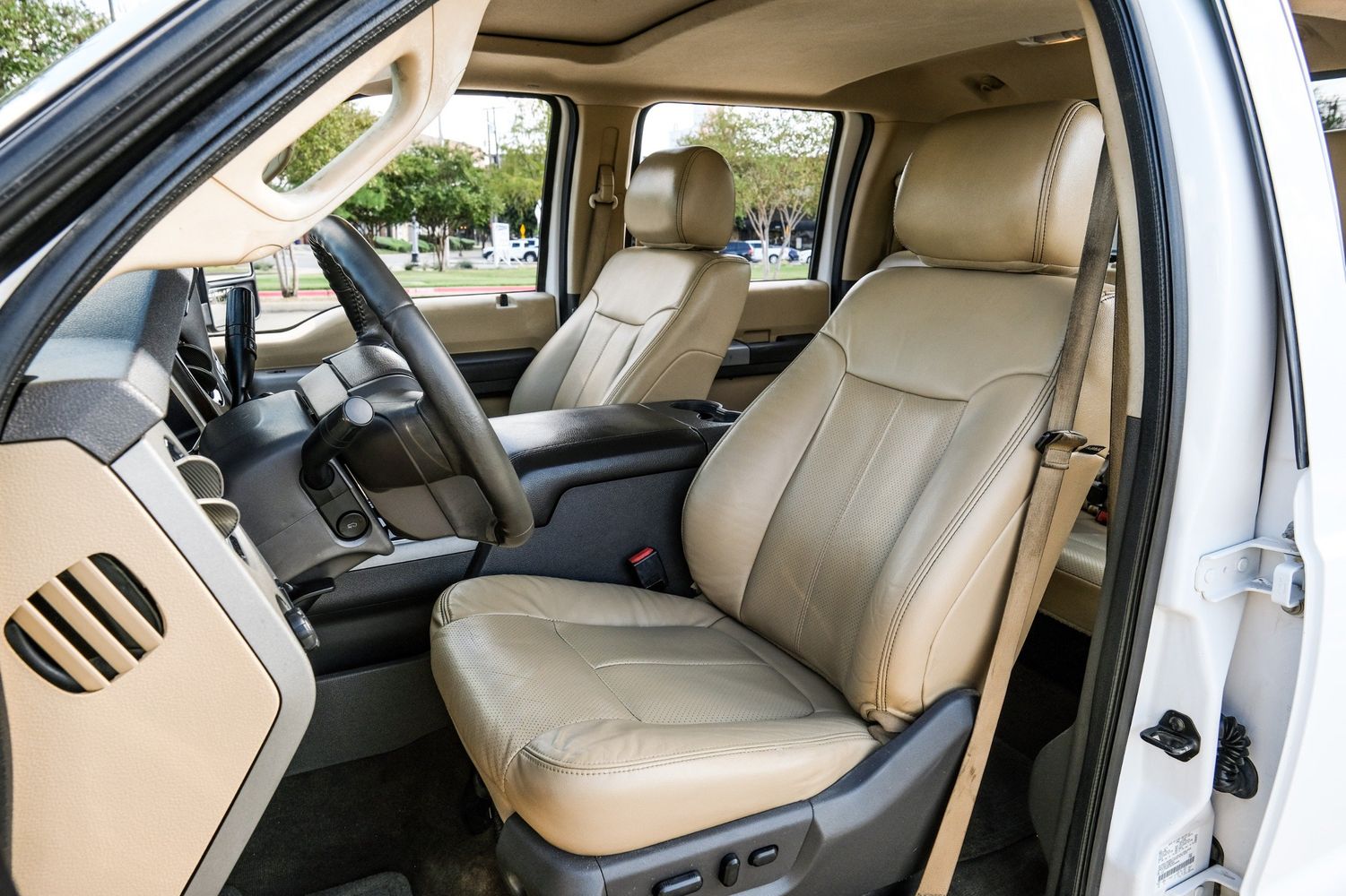 2013 Ford F-250 Platinum photo 30