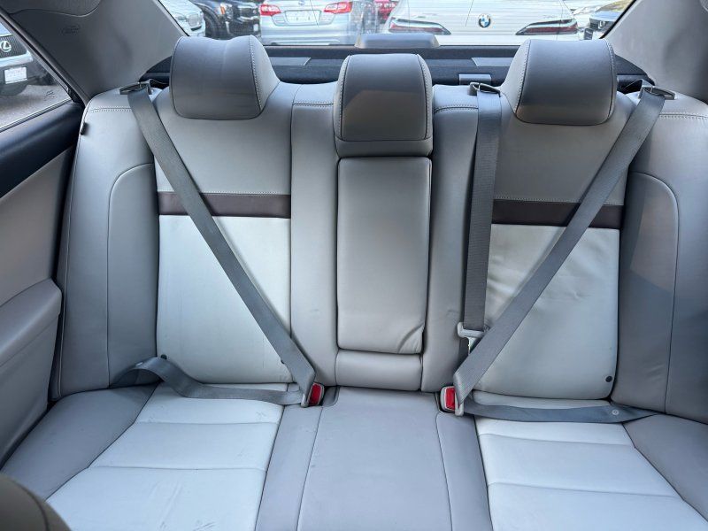 2012 Toyota Camry XLE photo 19