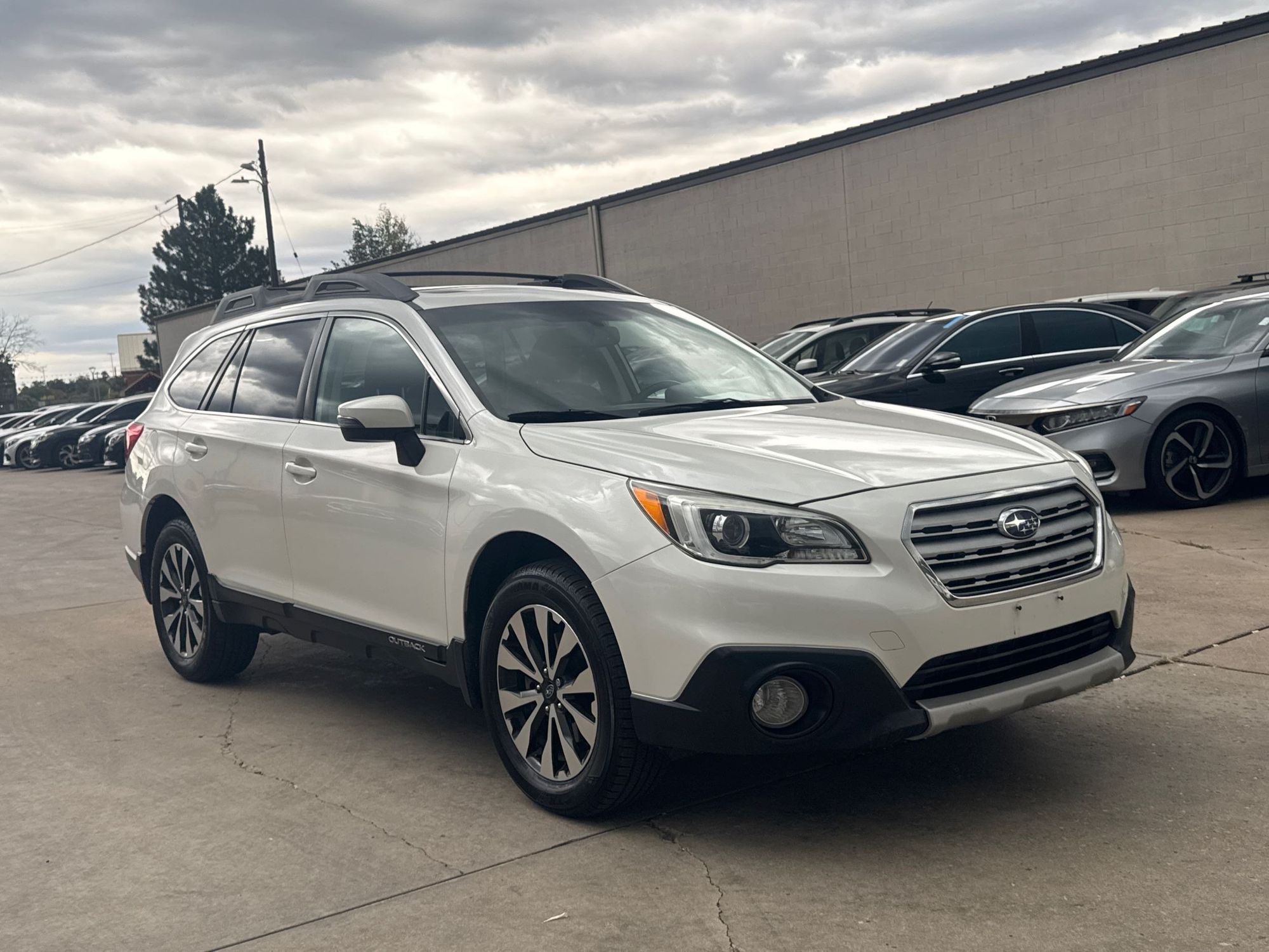 2017 Subaru Outback 2.5i Limited photo 2