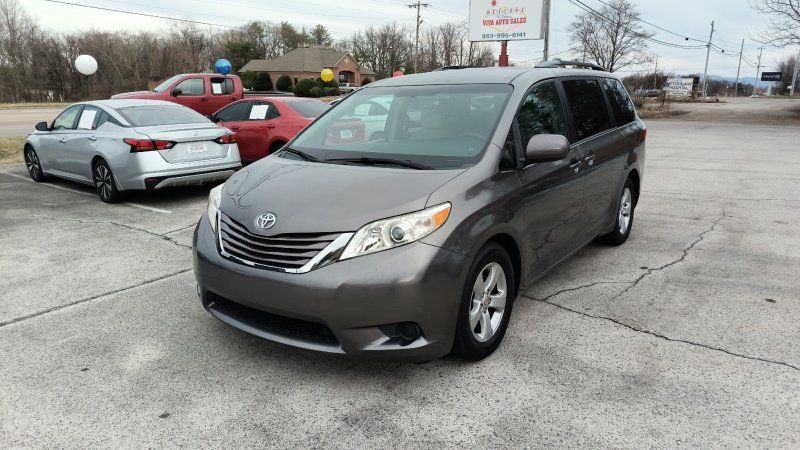 2015 Toyota Sienna LE's photo