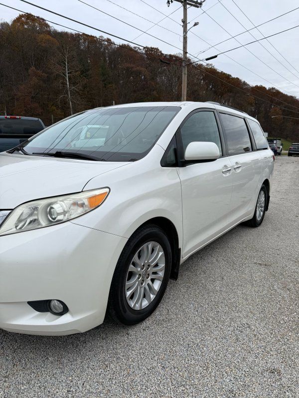 2017 Toyota Sienna Limited XLE Premium photo 2