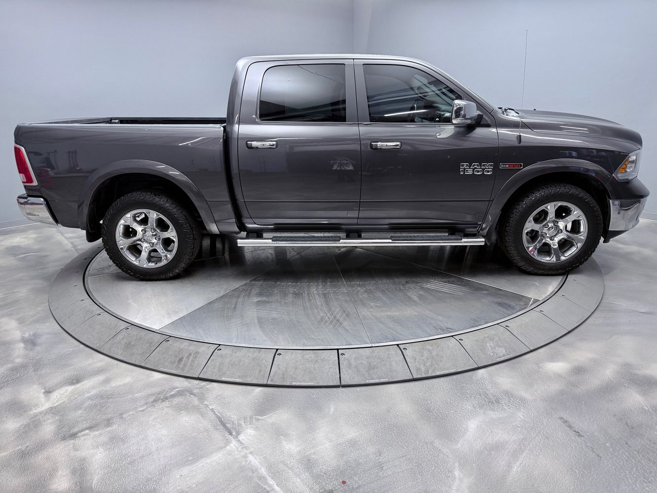2017 Ram 1500 Laramie photo 4