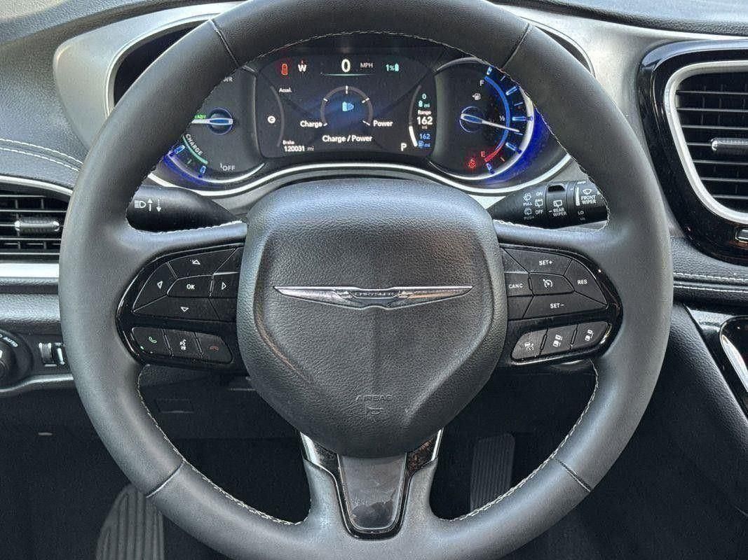 2023 Chrysler Pacifica Hybrid Touring L photo 18
