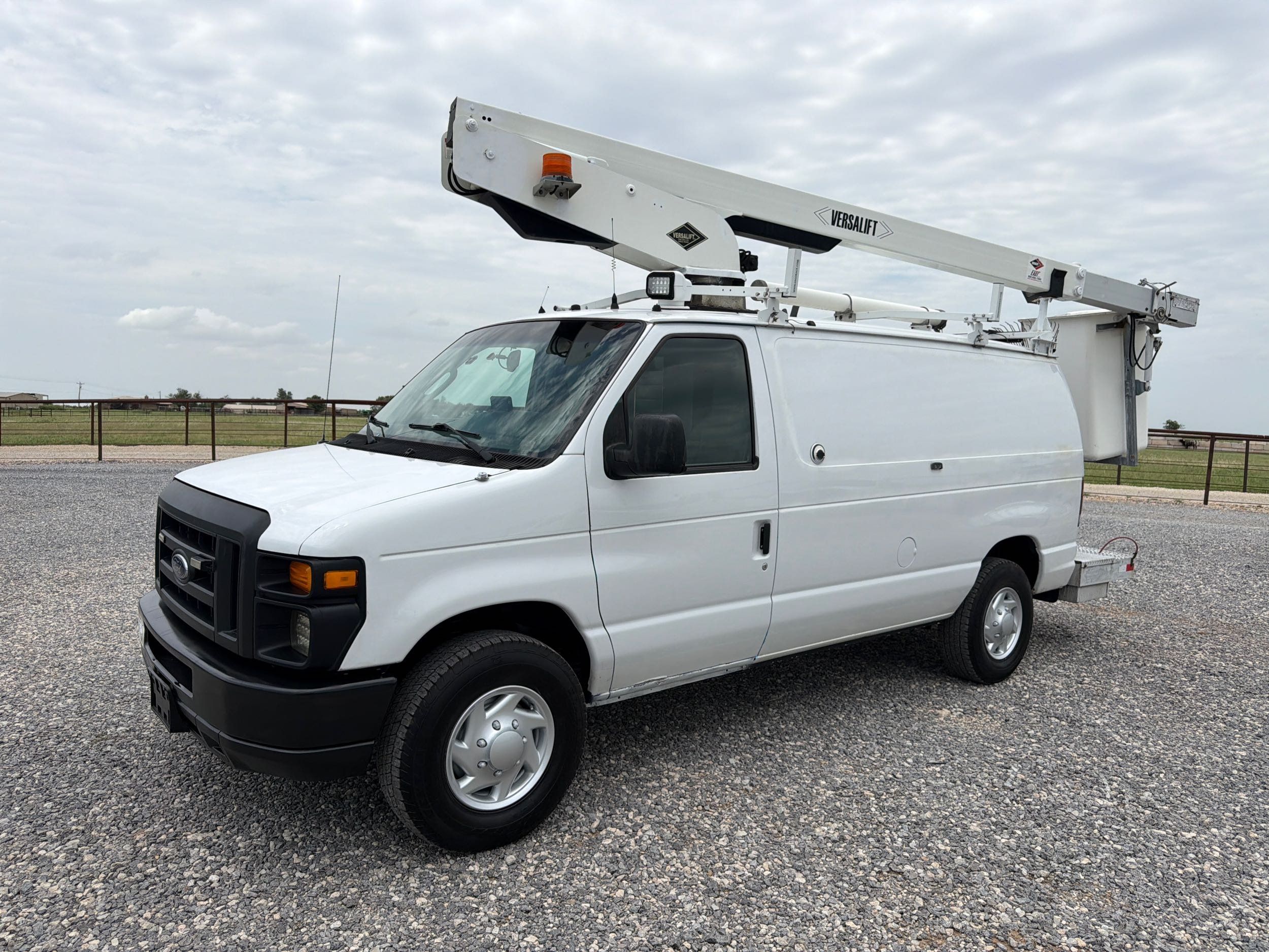 2013 Ford E-Series E-350 Super Duty's photo