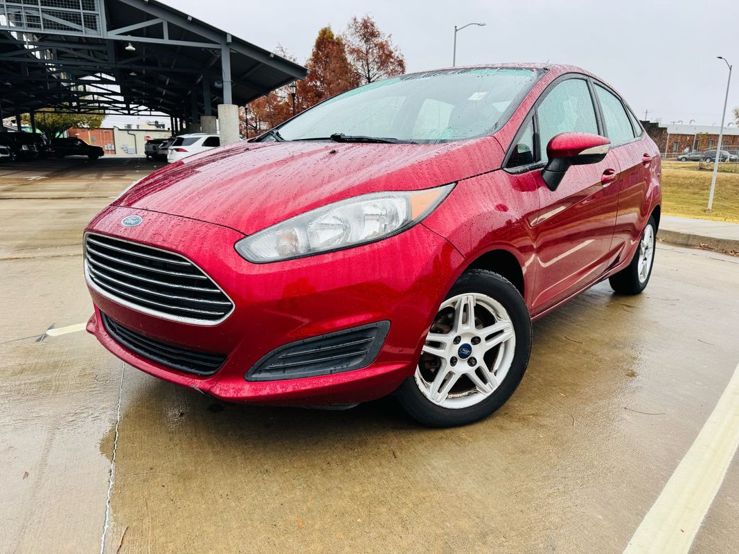 2017 Ford Fiesta SE's photo