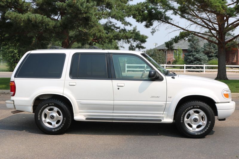 2000 Ford Explorer Photos