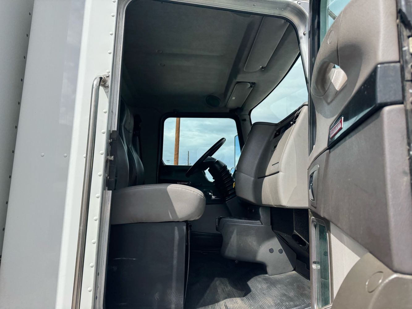 2019 Kenworth T3 Series photo 32