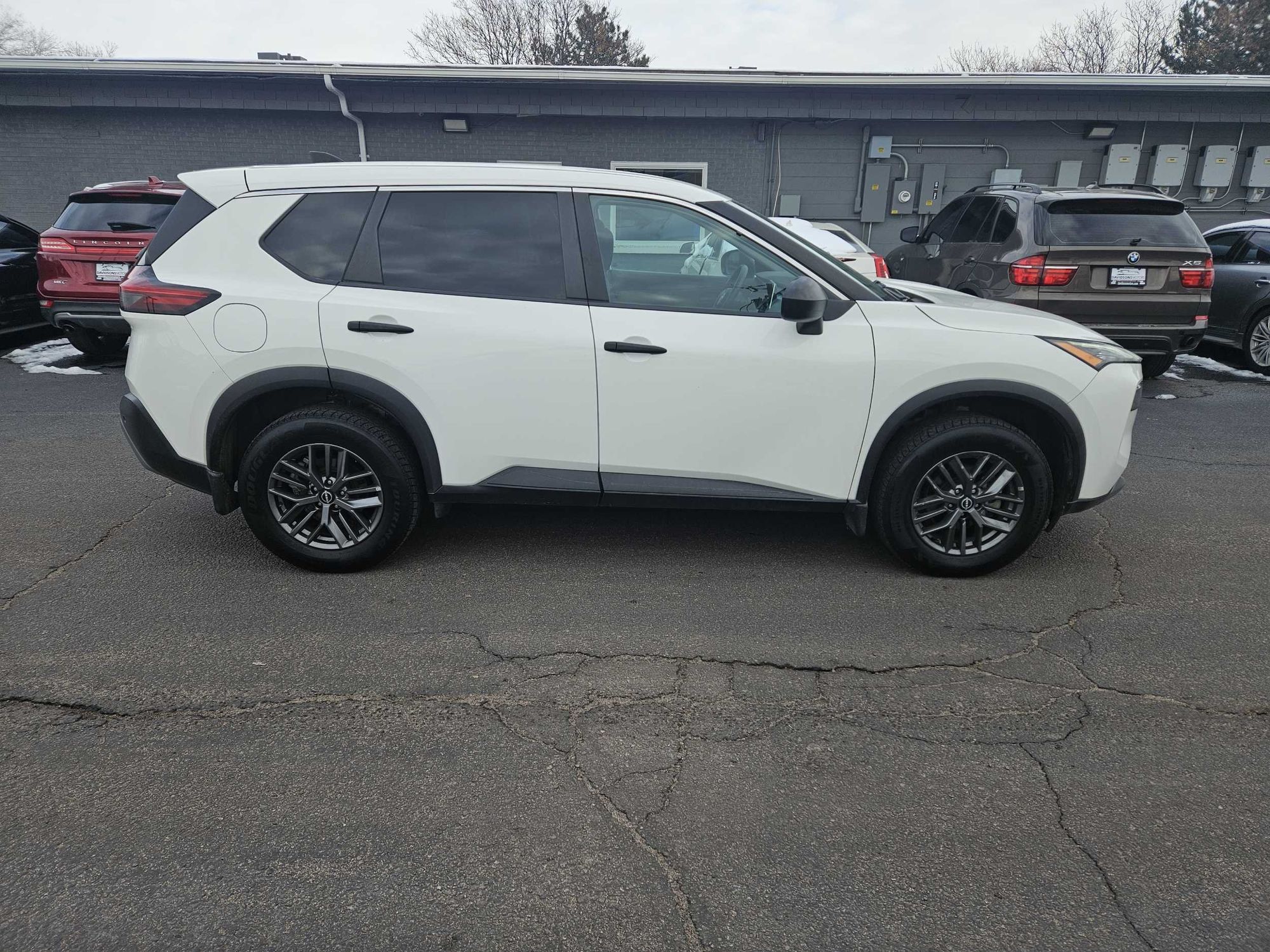 2022 Nissan Rogue S AWD photo 2