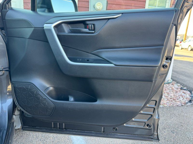 2021 Toyota RAV4 LE photo 20
