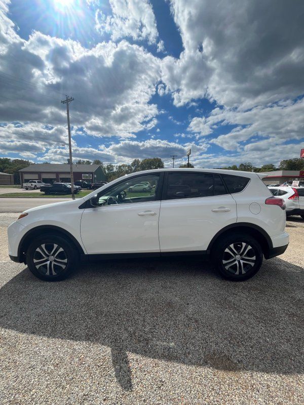 2018 Toyota RAV4 LE photo 3