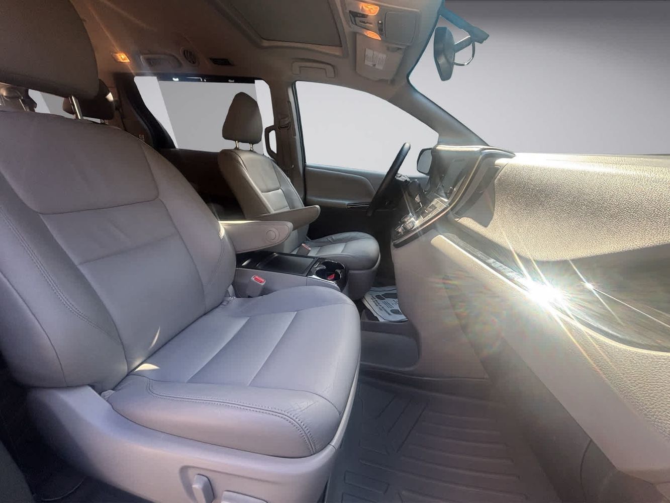 2017 Toyota Sienna XLE Premium photo 10
