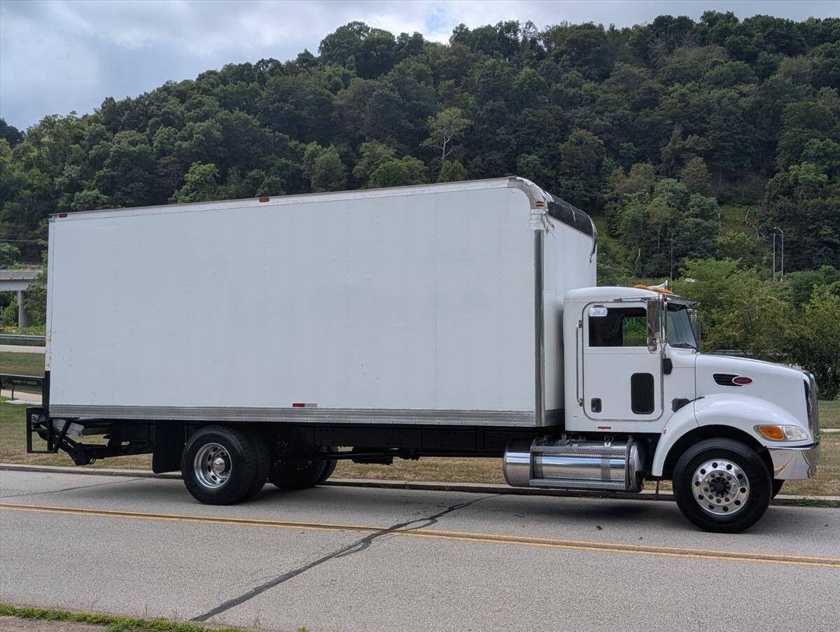 2007 Peterbilt 335 6