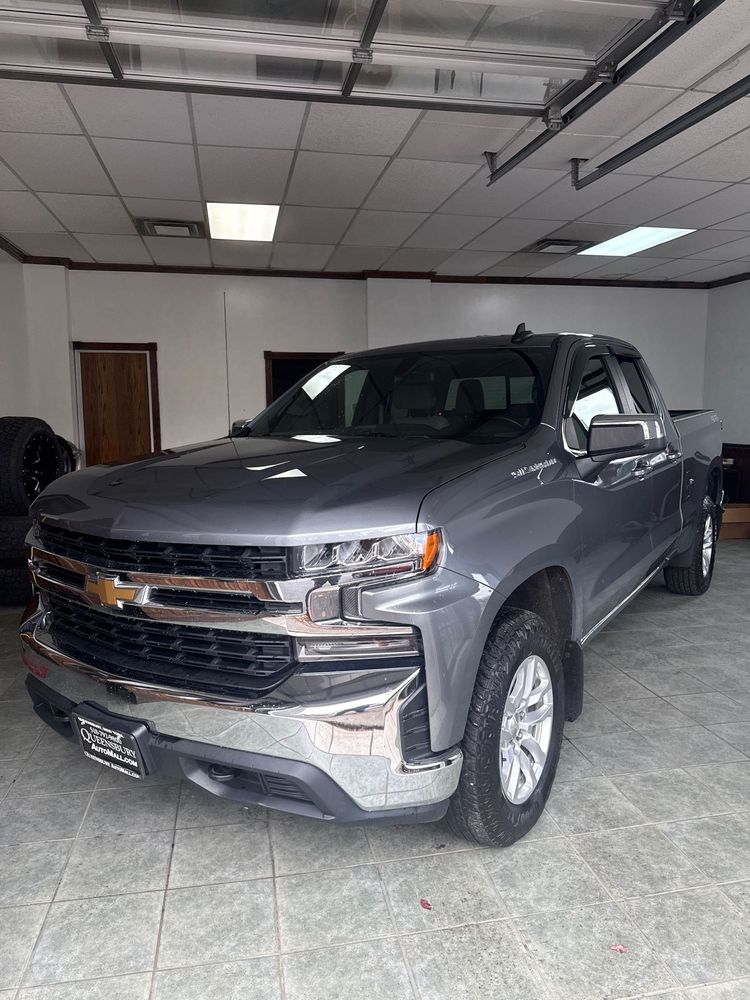 2019 Chevrolet Silverado 1500 LT photo 2