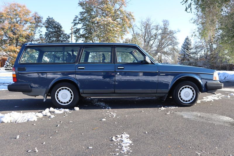 1990 Volvo 240 Photos
