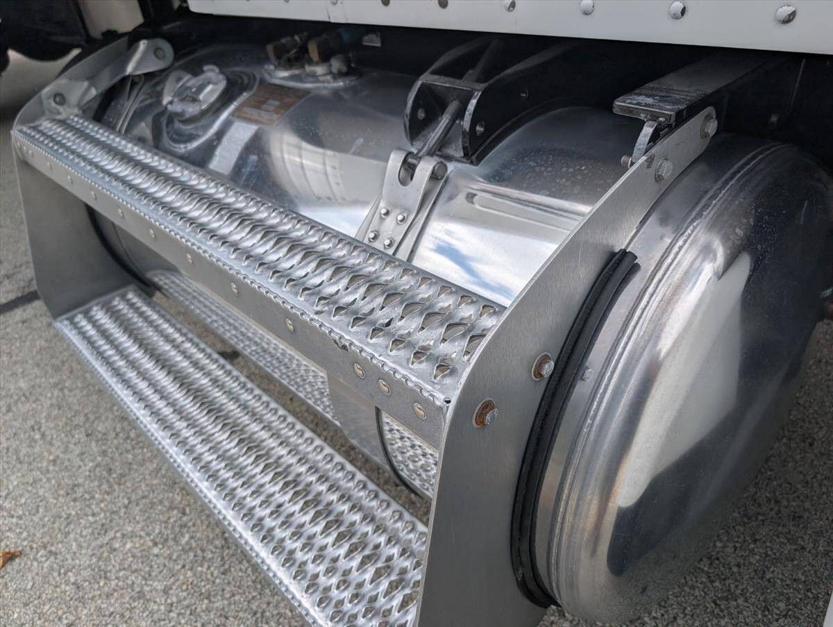 2007 Peterbilt 335 30